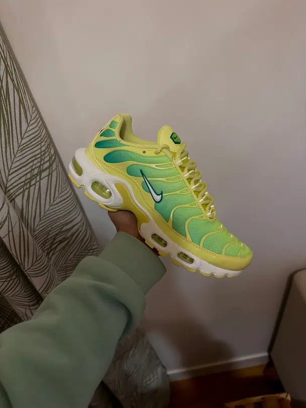 Voggt buy Nike Air Max plus LemonLime