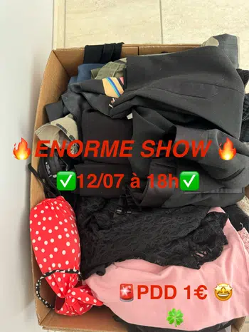 ENORME SHOW PLEIN DE VÊTEMENT EN VENTE